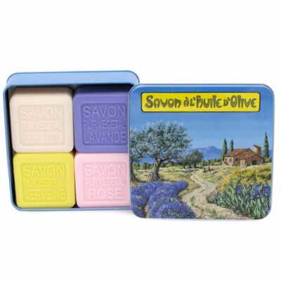 Boite à savon en metal vintage illustrée par un dessin de retro de paysage provençal contenant 4 savons de 100g chacun à la rose- à la lavande- à la verveine et à la fleur de coton de la collection "Coffrets Savons" - Fabrication traditionnelle française par La Savonnerie de Nyons