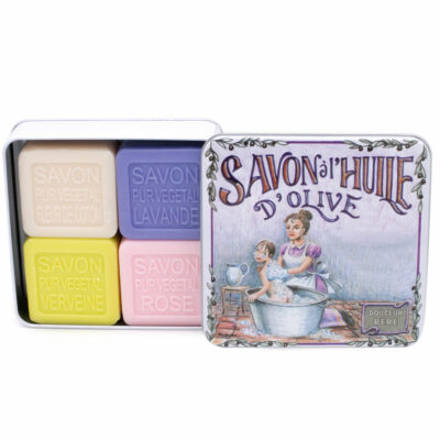 Boite en metal vintage illustrée par un dessin de scene de bain contenant 4 savons de 100g chacun à la rose- à la lavande- à la verveine et à la fleur de coton de la collection "Coffrets Savons" - Fabrication traditionnelle française par La Savonnerie de Nyons
