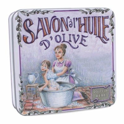 Boite à savon en metal vintage illustrée par un dessin de scene de bain contenant 4 savons de 100g - Fabriqué en France par La Savonnerie de Nyons