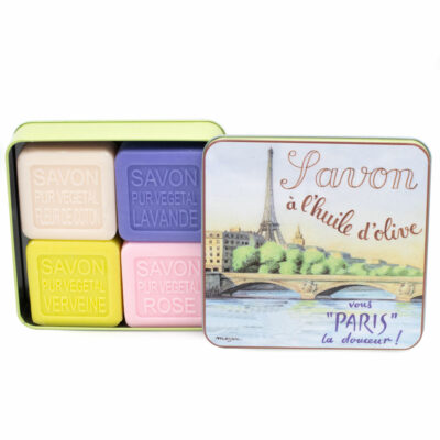 Boite en metal vintage illustrée par un dessin de la Seine à Paris. La boite contient 4 savons de 100g chacun á la rose- à la lavande-à la verveine et à la fleur de coton de la collection "Coffrets Savons"