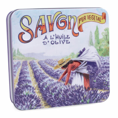 Boite en metal vintage illustrée par un dessin representant une scène de cueillette de la lavande. La boite contient 4 savons de 100g chacun á la rose