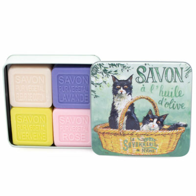 Boite en metal vintage illustrée par un dessin representant deux chats Felix- noir et blanc. La boite contient 4 savons de 100g chacun á la rose- à la lavande- à la verveine et à la fleur de coton de la collection "Coffrets Savons" - Fabrication traditionnelle française par La Savonnerie de Nyons