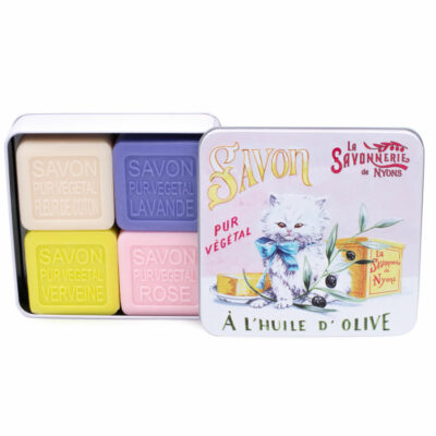 Boite en metal vintage illustrée par un dessin representant un chat persan blanc avec un noeud bleu. La boite contient 4 savons de 100g chacun á la rose- à la lavande- à la verveine et à la fleur de coton de la collection "Coffrets Savons" - Fabrication traditionnelle française par La Savonnerie de Nyons