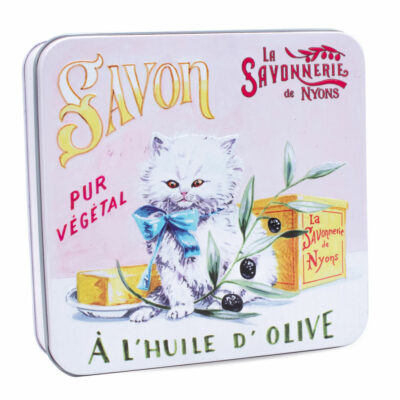 Boite à savon en metal vintage illustrée par un dessin representant un chat persan blanc - Fabriqué en France par La Savonnerie de Nyons