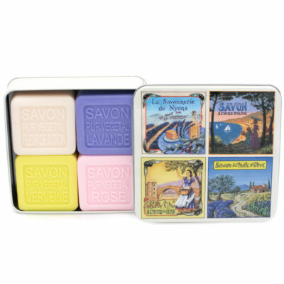 Boite en metal vintage illustrée par un dessin representant un paysage de Provence. La boite contient 4 savons de 100g chacun à la rose- à la lavande- à la verveine et à la fleur de coton de la collection "Coffrets Savons" Boite en metal vintage illustrée par un dessin representant deux chats Felix- noir et blanc. La boite contient 4 savons de 100g chacun á la rose- à la lavande- à la verveine et à la fleur de coton de la collection "Coffrets Savons" - Fabrication traditionnelle française par La Savonnerie de Nyons