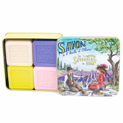Boite en metal vintage illustrée par un dessin representant un pique nique romantique d'antan en Provence. La boite contient 4 savons de 100g chacun à la rose- à la lavande- à la verveine et à la fleur de coton de la collection "Coffrets Savons" - Fabrication traditionnelle française par La Savonnerie de Nyons