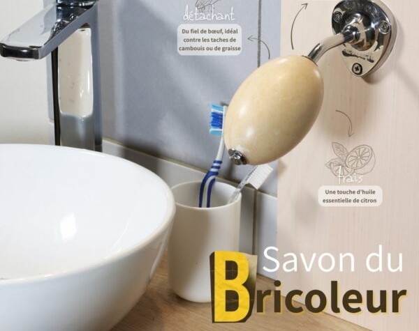 Savon rotatif mural du bricoleur fixé au mur près d'un lavabo