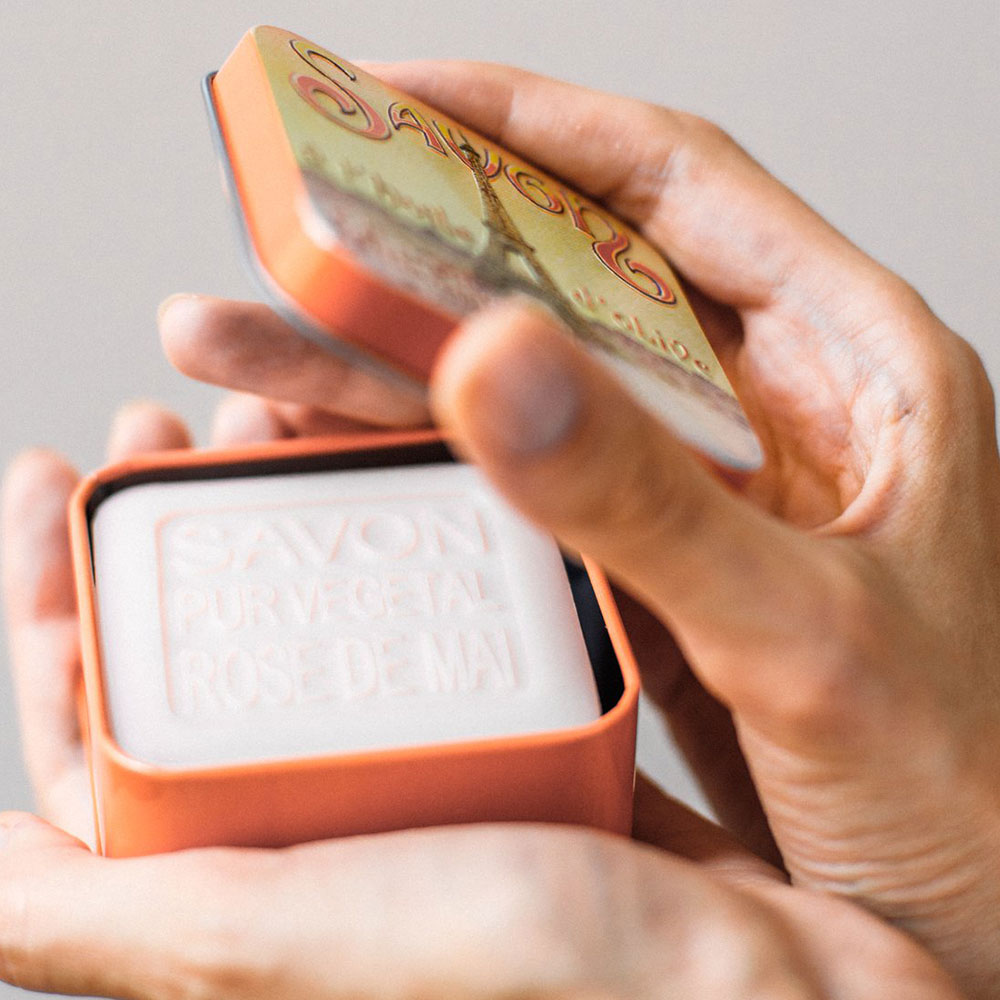 Boîte en métal carrée pour savon de 100 g, fabriquée en France par La Savonnerie de Nyons