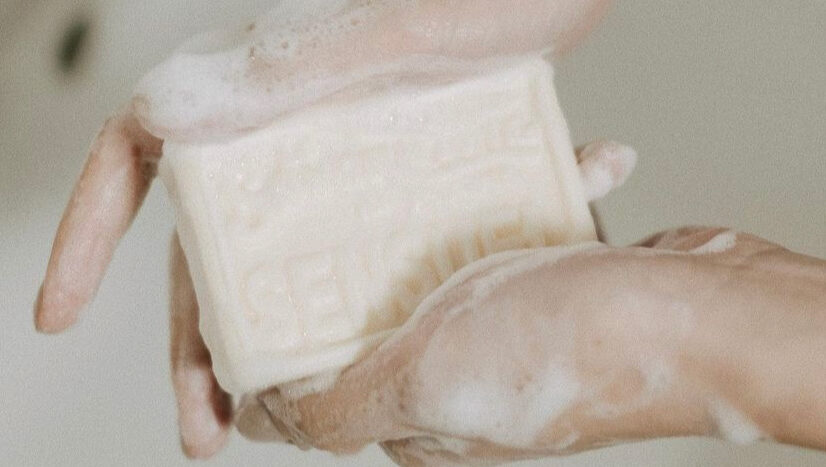 se laver les mains avec du savon pour les mains en format solide de la Savonnerie de Nyons