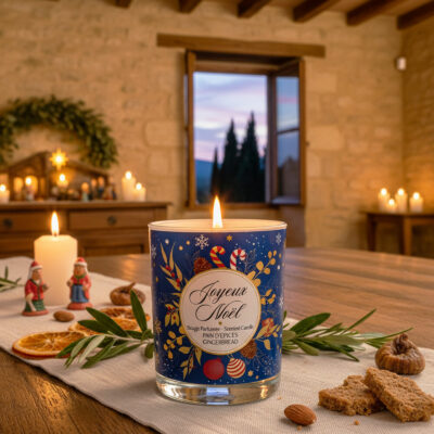 Bougie Parfumée de Noël 180 g - Pain d'Épices. Bougie de Noël Pain d'Épices allumée ambiance chaleureuse festive - Savonnerie artisanale française