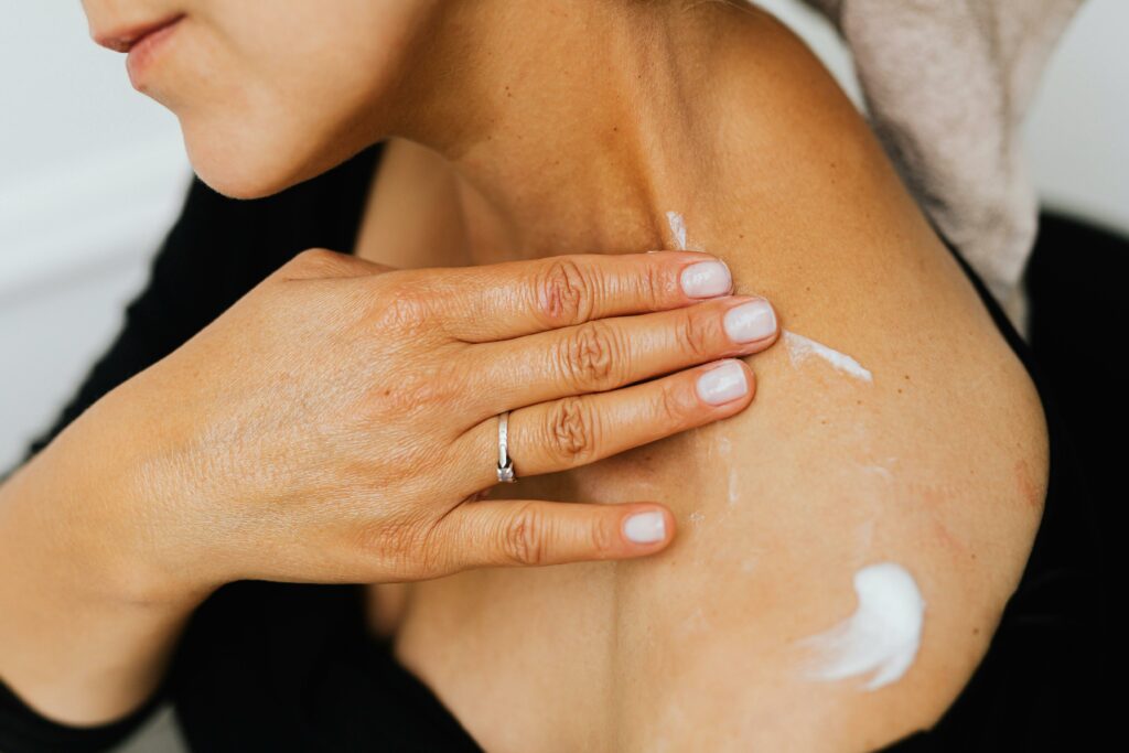 Cou d'une femme applqiaunt un lait corporel naturel