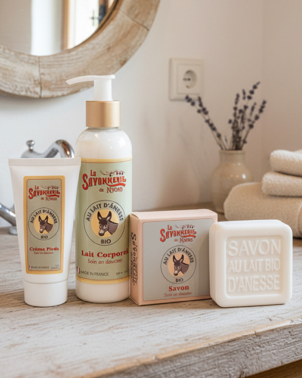 Crème, lait corporel et savons au Lait BIO d’ânesse de La Savonnerie de Nyons dans une salle de bain