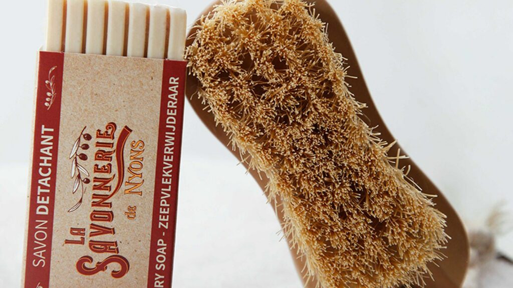 Fiel de bœuf : ce que c’est, comment l’utiliser et sur quelles taches | La Savonnerie de Nyons Saon détachant naturel au fiel de boeuf, comment bien l'utiliser.