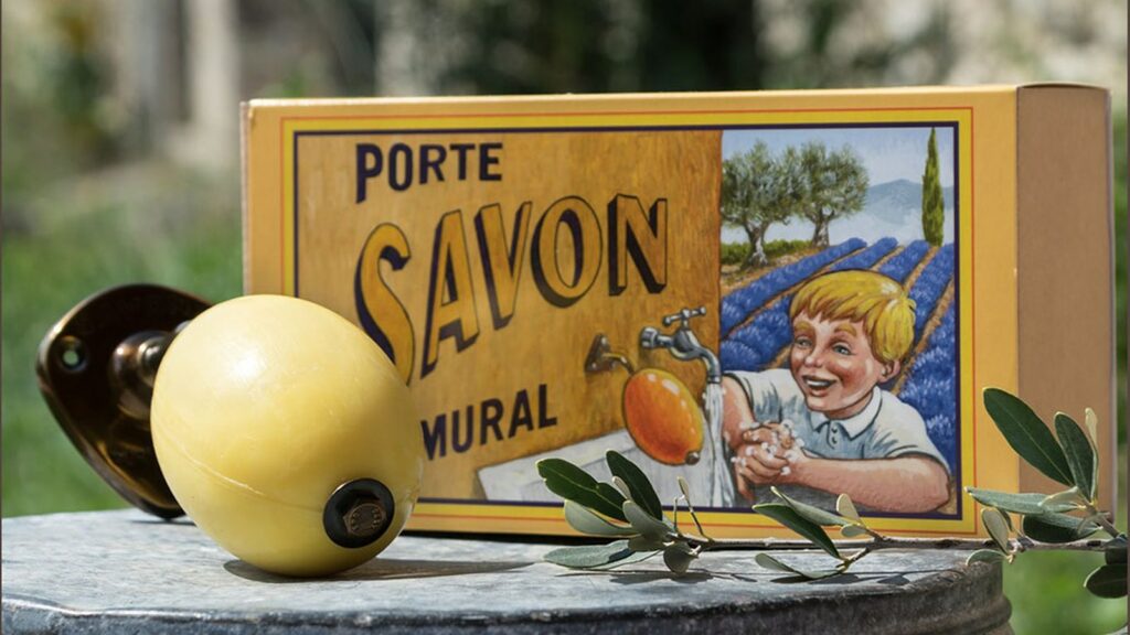recharge de savon jaune pour les mains et son support mural en laiton dans son coffret vintage