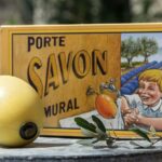 Recharge de savon pour les mains : quel format choisir pour votre famille ? | La Savonnerie de Nyons recharge de savon jaune pour les mains et son support mural en laiton dans son coffret vintage