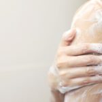 Femme qui se lave l'épaule avec la mousse d'un savon au lait d'ânesse - La Savonnerie de Nyons