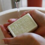 Quel savon pour quelle peau : sèche, sensible, grasse ou mixte, le guide | La Savonnerie de Nyons Image de l'article savon-pour-la-peau - La Savonnerie de Nyons