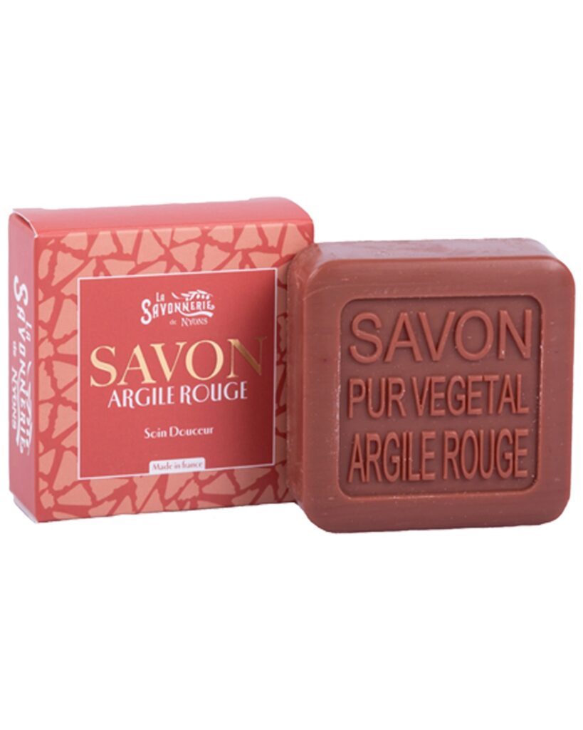 Savon carré à l'argile rouge de 100 g et son étui papier rouge de La Savonnerie de Nyons, format portrait - La Savonnerie de Nyons